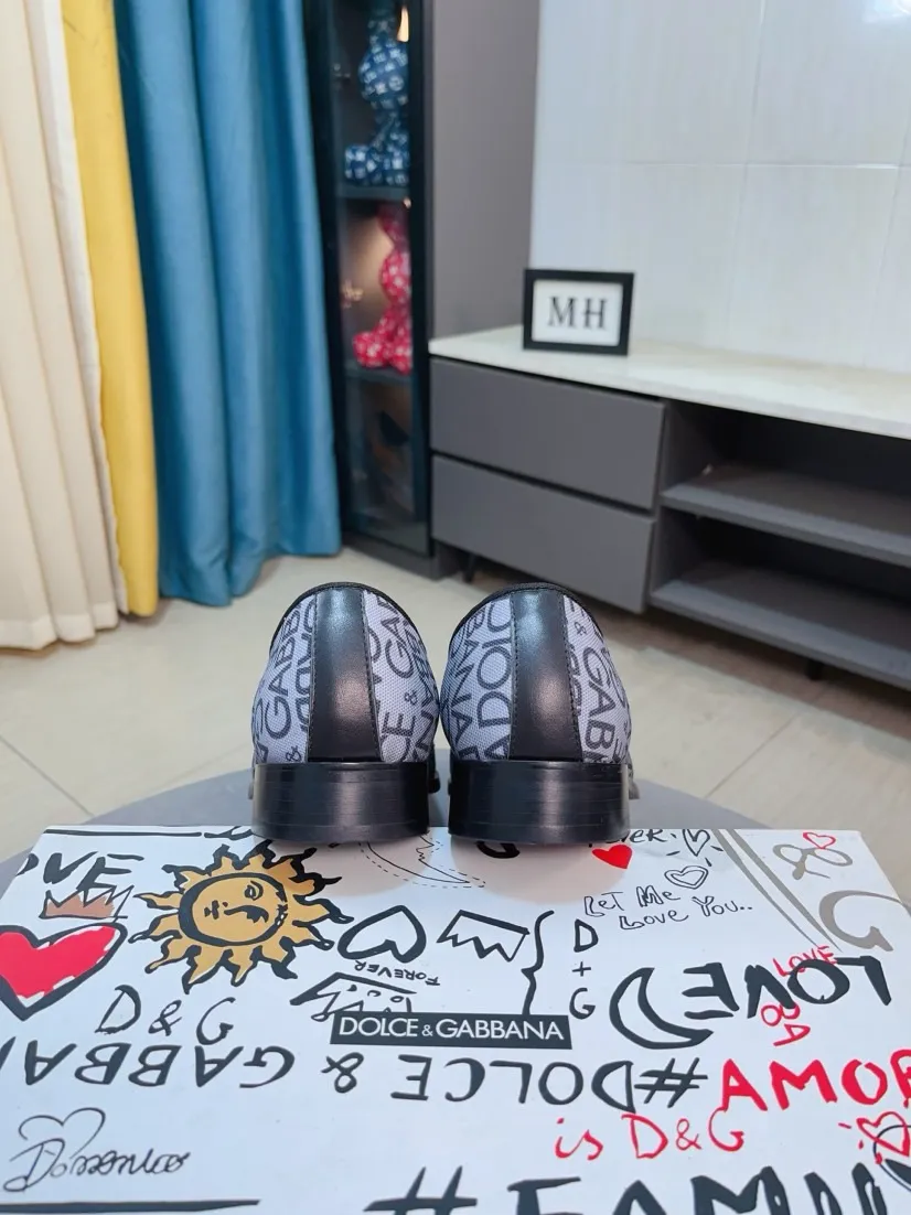 Men's shoes 💰540🌸🌸 [DG Dolce & Gabbana] High-end customized leather shoes. The upper is made of imported calf leather. Original hardware. I believe you will be impressed from the first time you see it. The avant-garde atmosphere can no longer fully interpret its elegance. AAA grade rubber outsole is super comfortable. The original cover last of the counter ensures its original version and quality. The upper is simple and the cowhide lining ensures its comfort and breathability. A pair of truly good shoes has its own unique soul, famous quality, and the first choice for successful people. Regular size 38-44 (45 customized)
